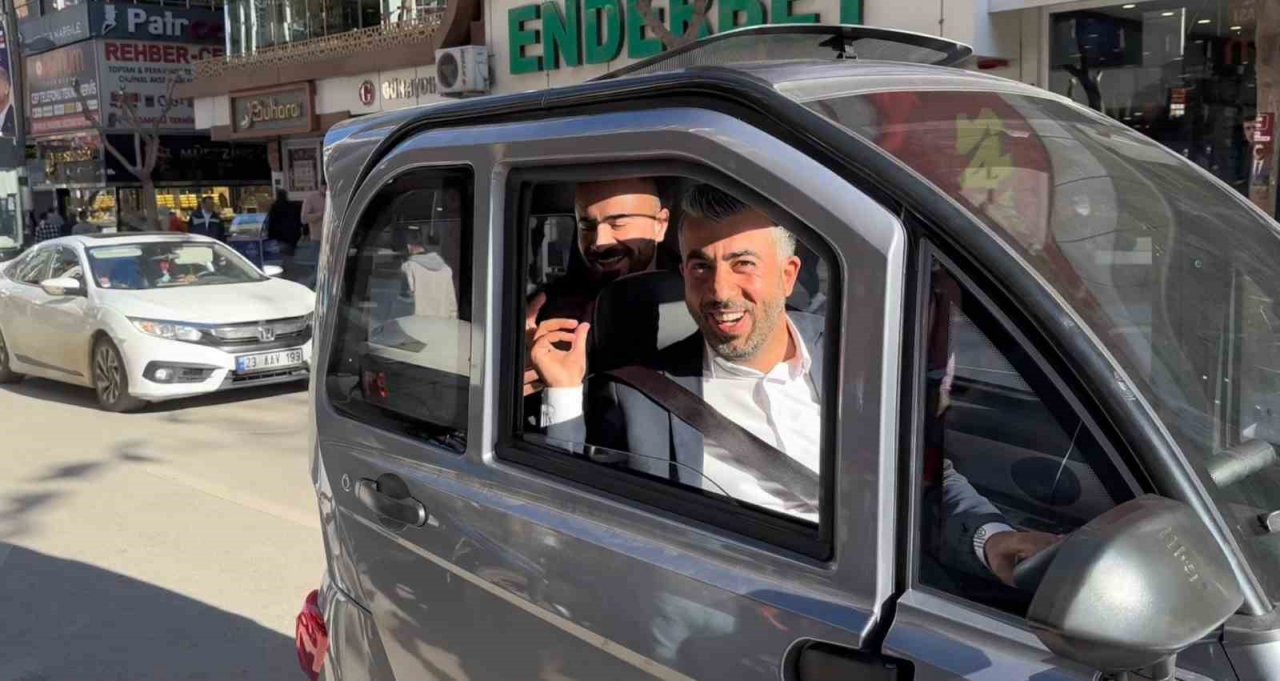 Elazığ sokaklarındaki 2.3 metrelik minik elektrikli araç, tüm dikkatleri üzerine çekti