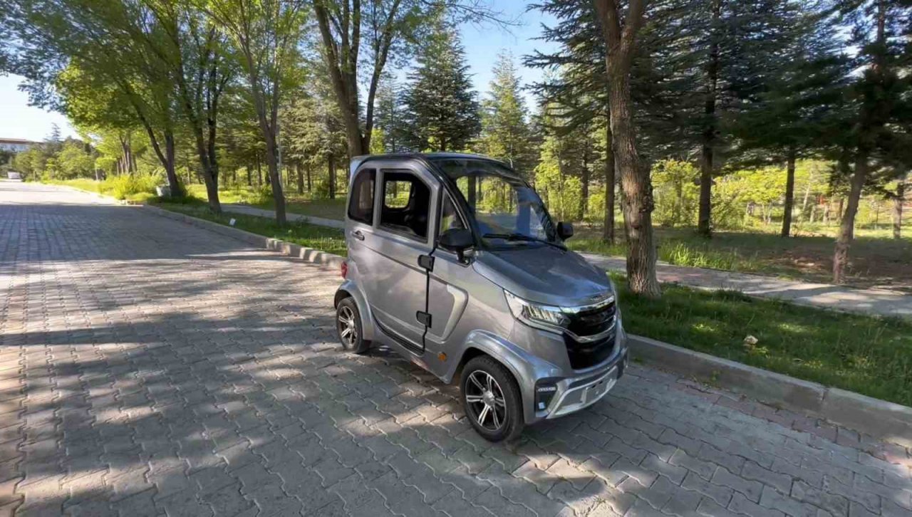 Elazığ sokaklarındaki 2.3 metrelik minik elektrikli araç, tüm dikkatleri üzerine çekti