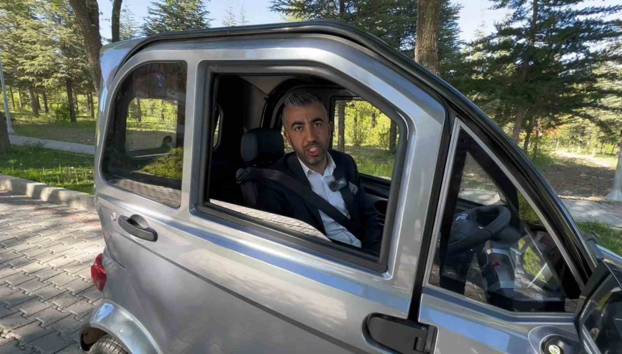 Elazığ sokaklarındaki 2.3 metrelik minik elektrikli araç, tüm dikkatleri üzerine çekti