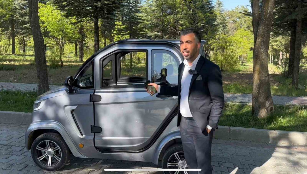 Elazığ sokaklarındaki 2.3 metrelik minik elektrikli araç, tüm dikkatleri üzerine çekti