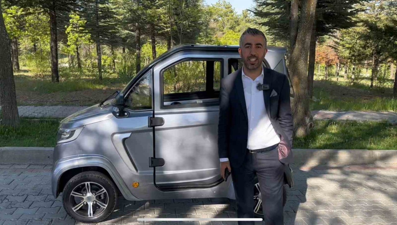 Elazığ sokaklarındaki 2.3 metrelik minik elektrikli araç, tüm dikkatleri üzerine çekti