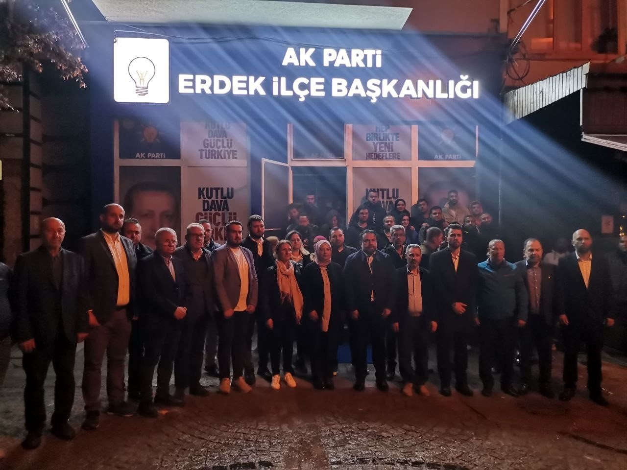 Balıkesir’de AK Parti seçim aracına saldırı