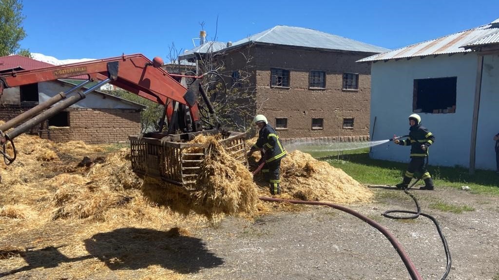 Ahırda çıkan yangın büyümeden söndürüldü