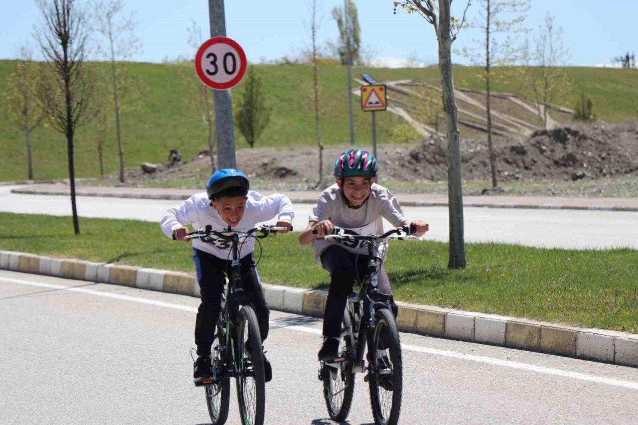 Erzincan’da bisiklet yarışmaları yapıldı