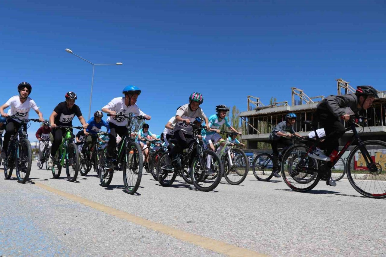 Erzincan’da bisiklet yarışmaları yapıldı