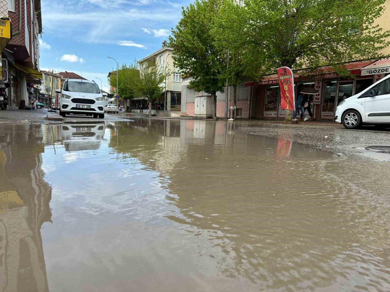 Caddelerde biriken sular sürücülere ve yayalara zor anlar yaşattı