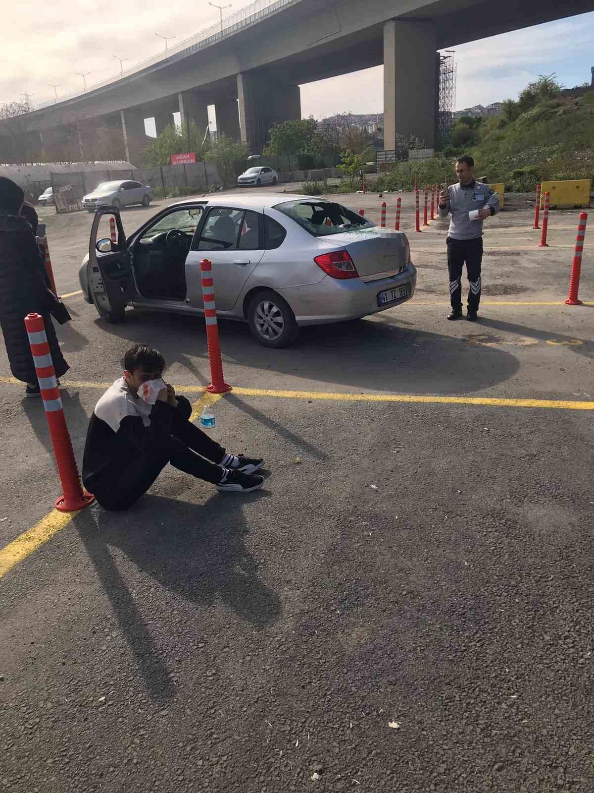 Eyüpsultan’da yol verme kavgası kamerada: Taksiciyle arkadaşları, sürücü adayı ve hocasını tekme tokat dövdü