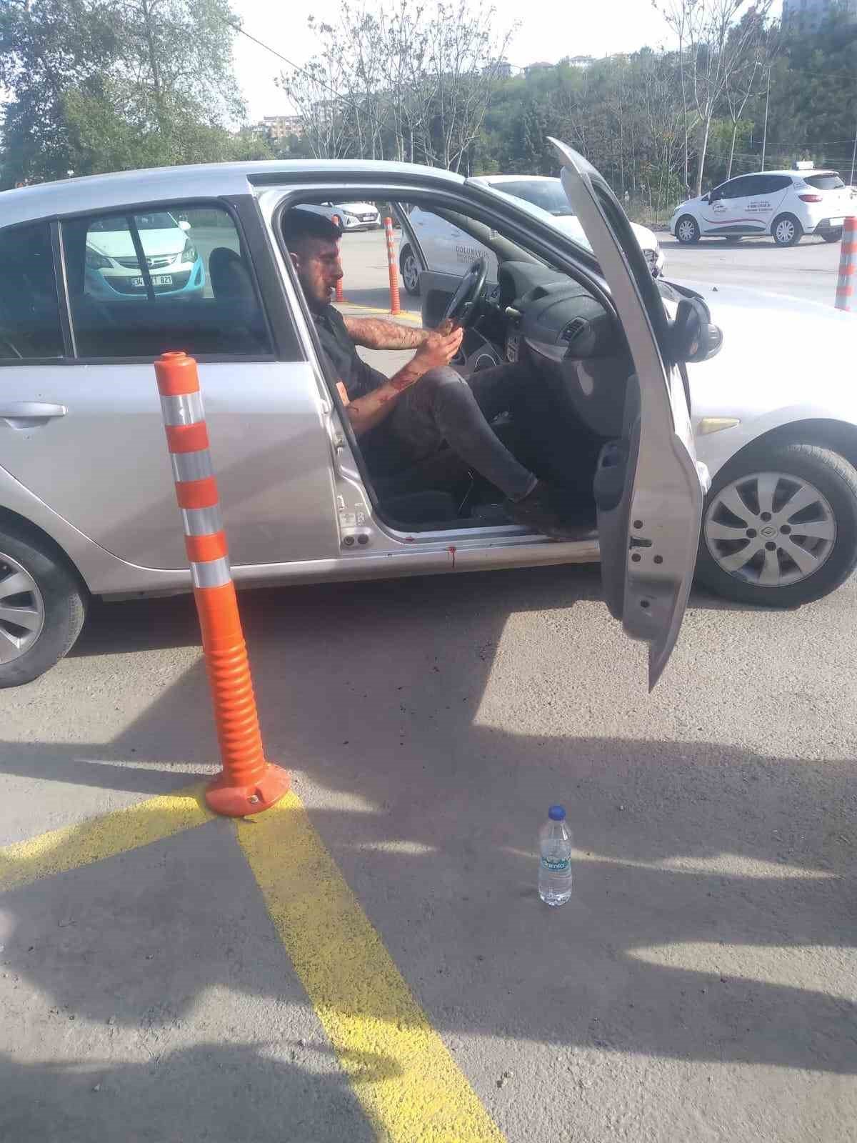 Eyüpsultan’da yol verme kavgası kamerada: Taksiciyle arkadaşları, sürücü adayı ve hocasını tekme tokat dövdü