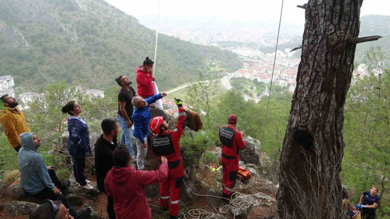 Kurtarma ekipleri ağaçlardan paraşütçü topluyor