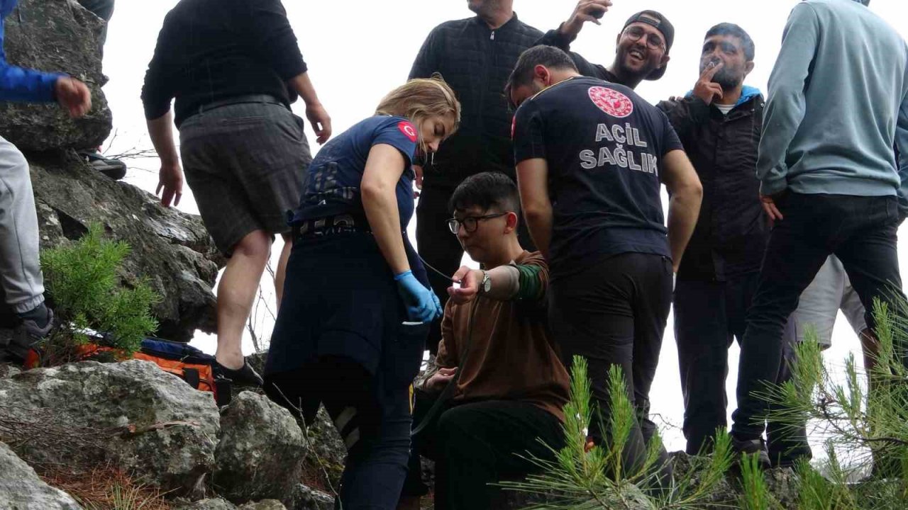 Kurtarma ekipleri ağaçlardan paraşütçü topluyor