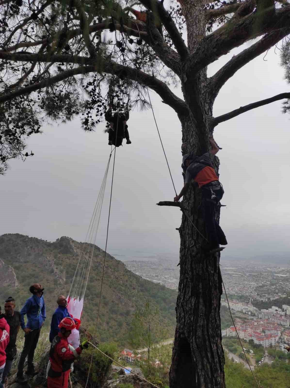 Fırtına Fethiye’de paraşütçüleri vurdu
