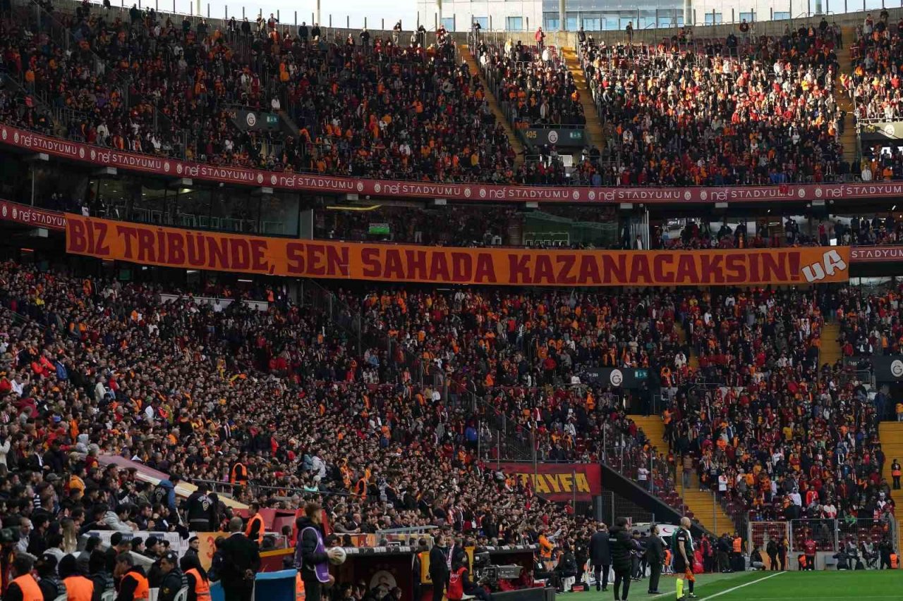 Galatasaray taraftarından kombine yenilemeye yoğun ilgi