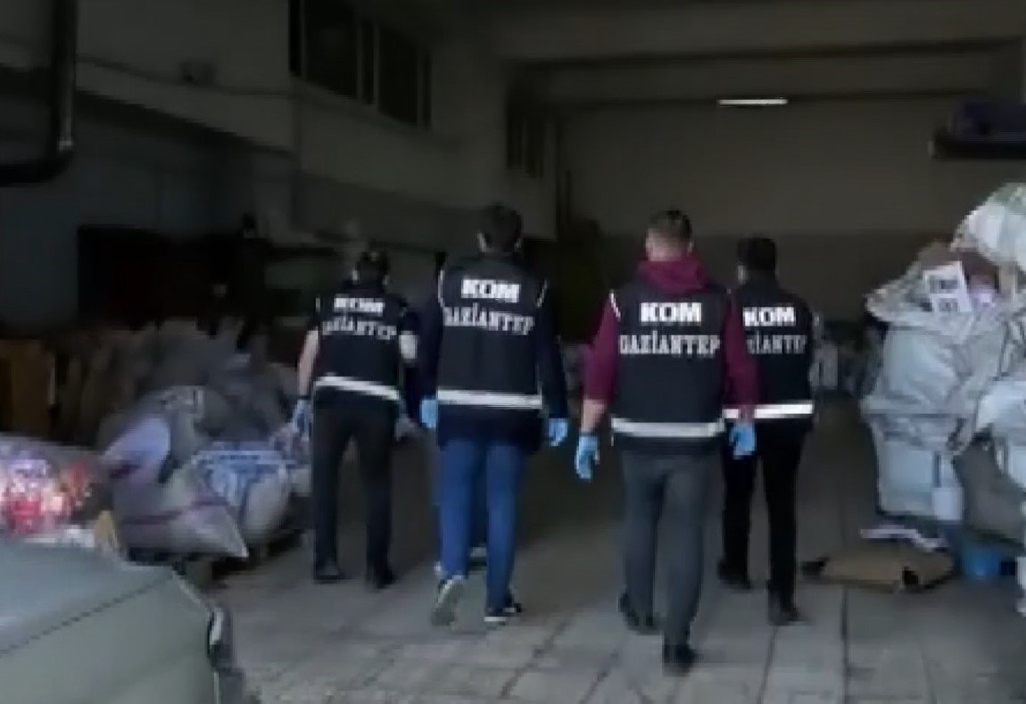 Gaziantep’te 74 ton bozulmuş kaçak gıda ele geçirildi