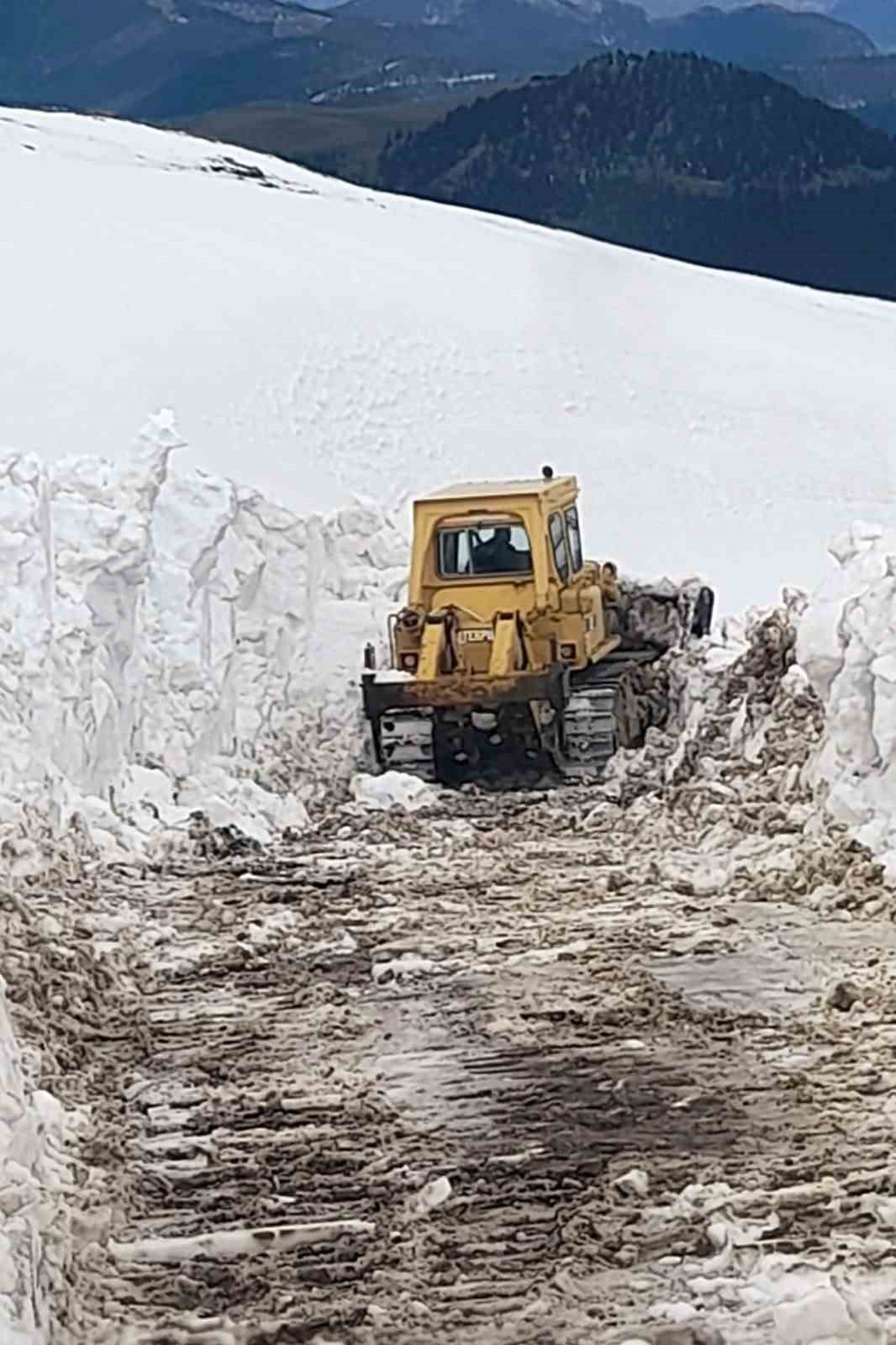 Gümüşhane’de Mayıs ayı ile birlikte karla mücadele çalışmaları başladı