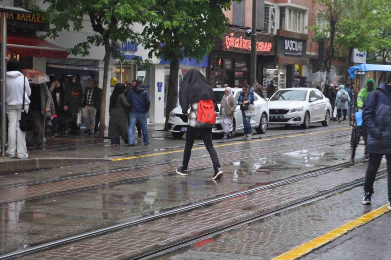 Eskişehir’de sağanak yağmur etkili oldu