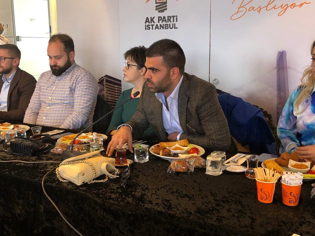 İstanbul’da seçim çalışmalarına katılan Balkanlı gençler kahvaltı programında buluştu