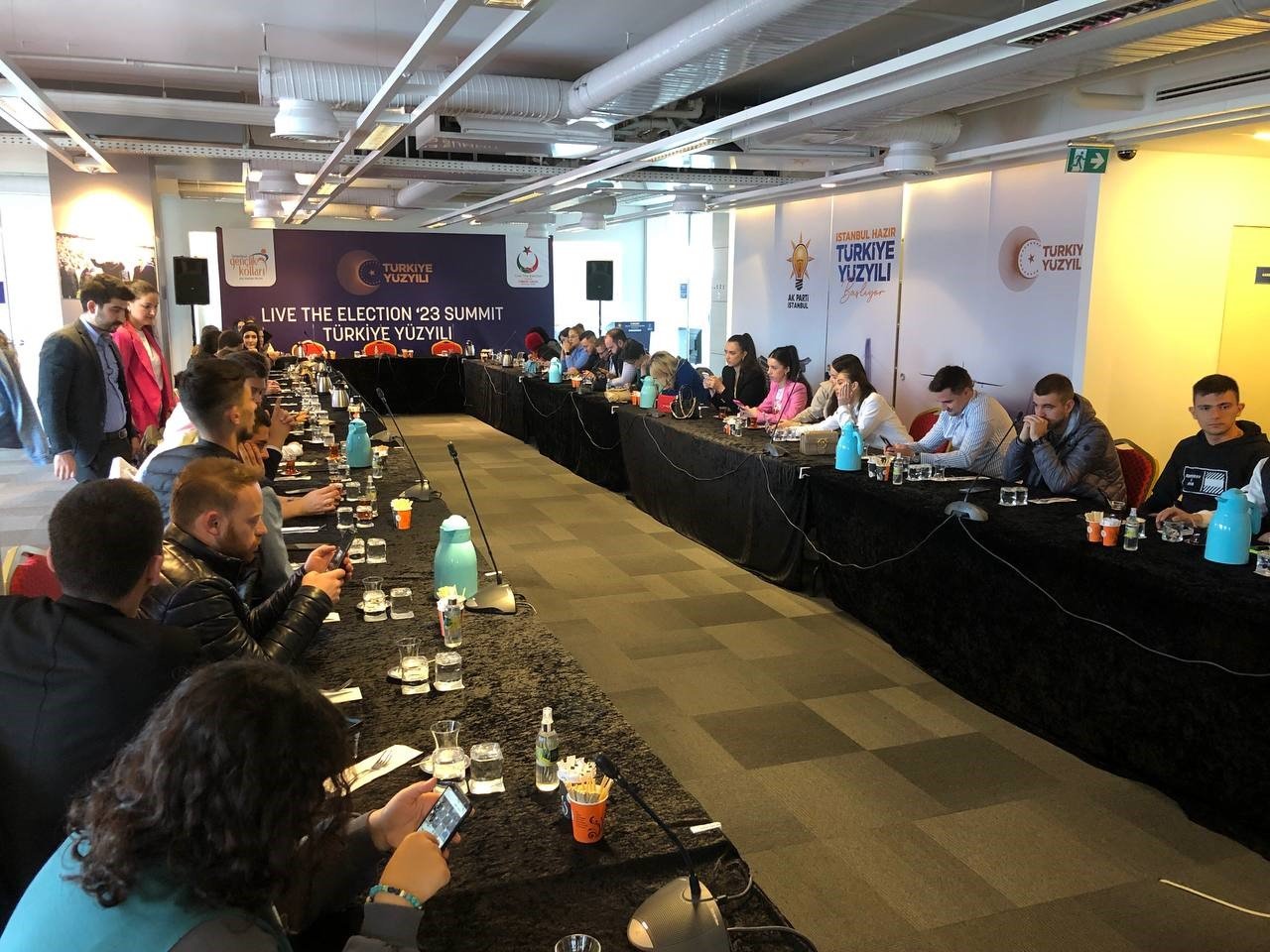 İstanbul’da seçim çalışmalarına katılan Balkanlı gençler kahvaltı programında buluştu