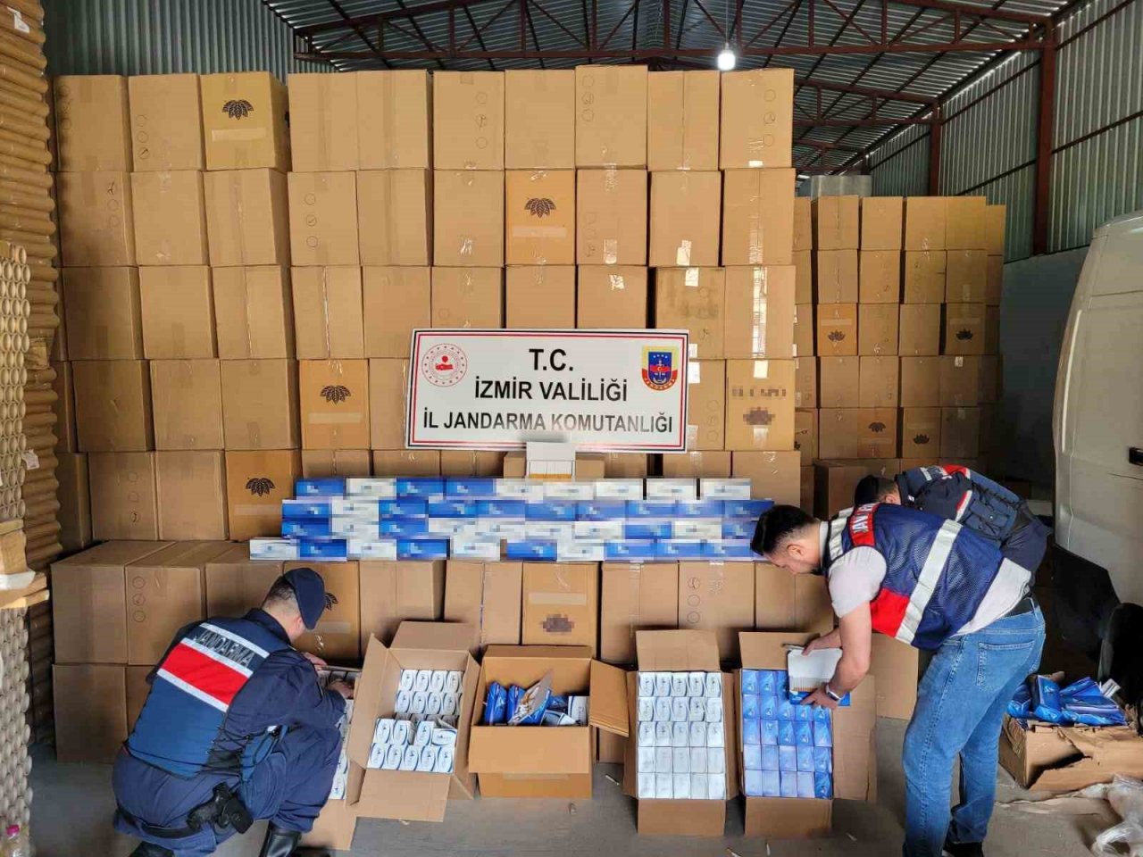 İzmir’de 34 milyon 740 bin kaçak makaron ele geçirildi