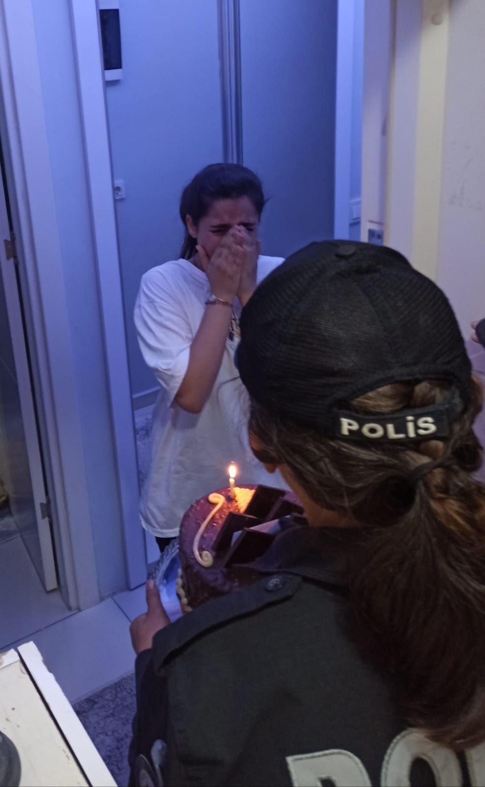 İzmir polisinden duygulandıran doğum günü sürprizi