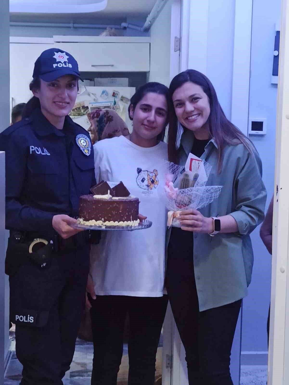 İzmir polisinden duygulandıran doğum günü sürprizi