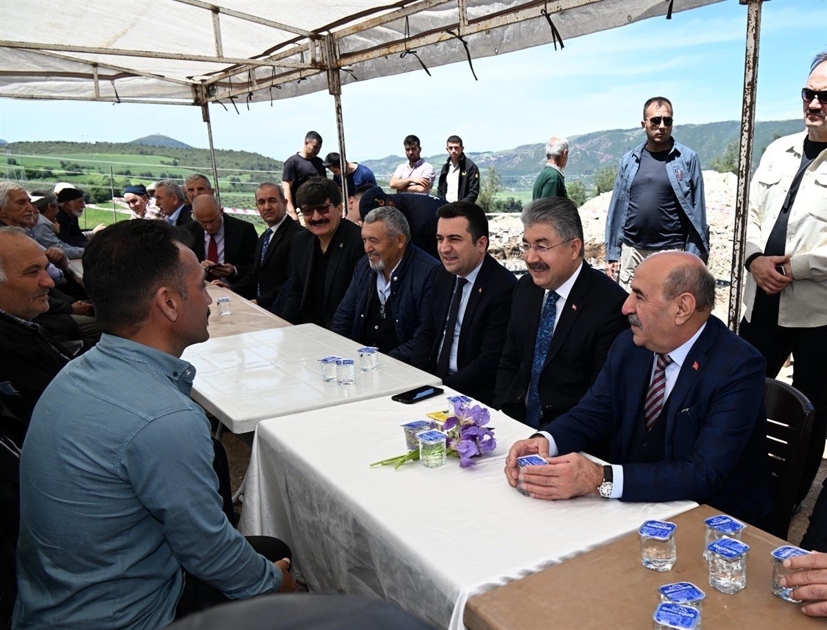 Vali Yılmaz: “Devlet olarak depremzede vatandaşlarımızın kalıcı konutlara kavuşması için var gücümüzle çalışıyoruz”