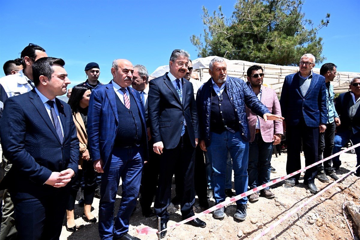 Vali Yılmaz: “Devlet olarak depremzede vatandaşlarımızın kalıcı konutlara kavuşması için var gücümüzle çalışıyoruz”