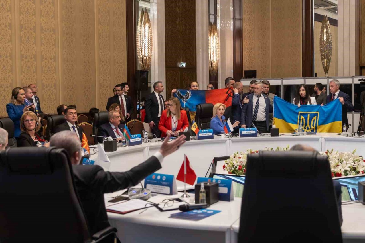 KEİPA toplantısı sırasında Ukrayna bayrağı açıldı