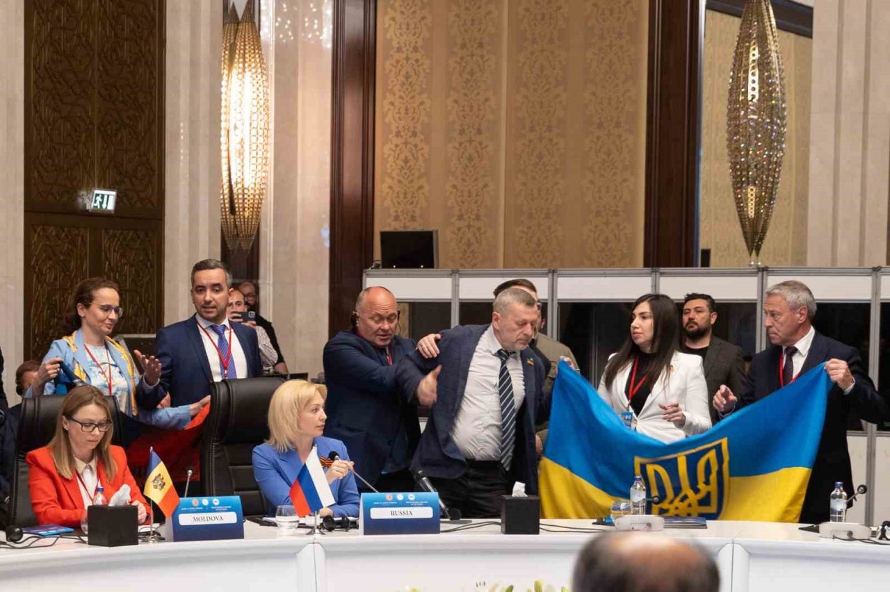 KEİPA toplantısı sırasında Ukrayna bayrağı açıldı