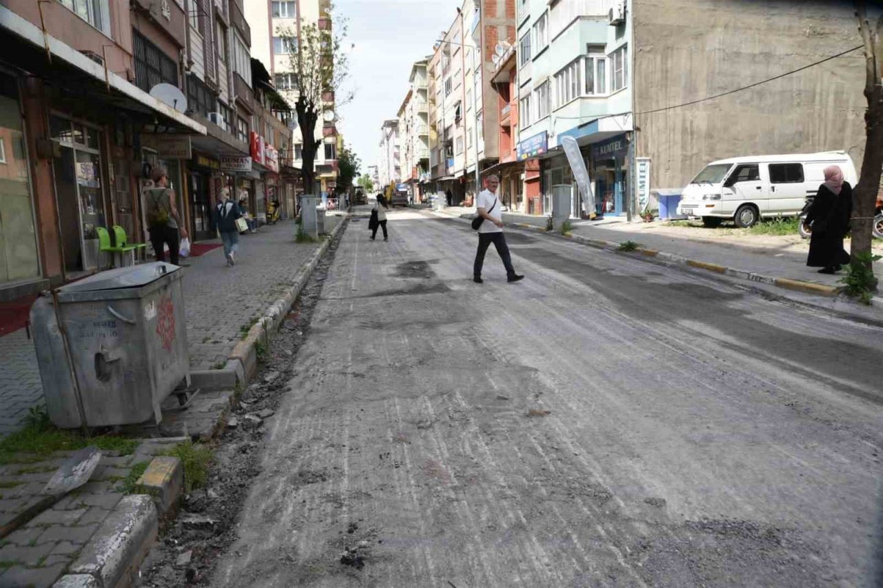 Karesi ve Altıeylül’de Büyükşehir’den tam gaz asfalt