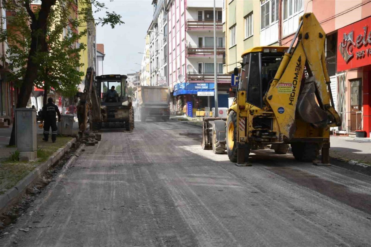 Karesi ve Altıeylül’de Büyükşehir’den tam gaz asfalt