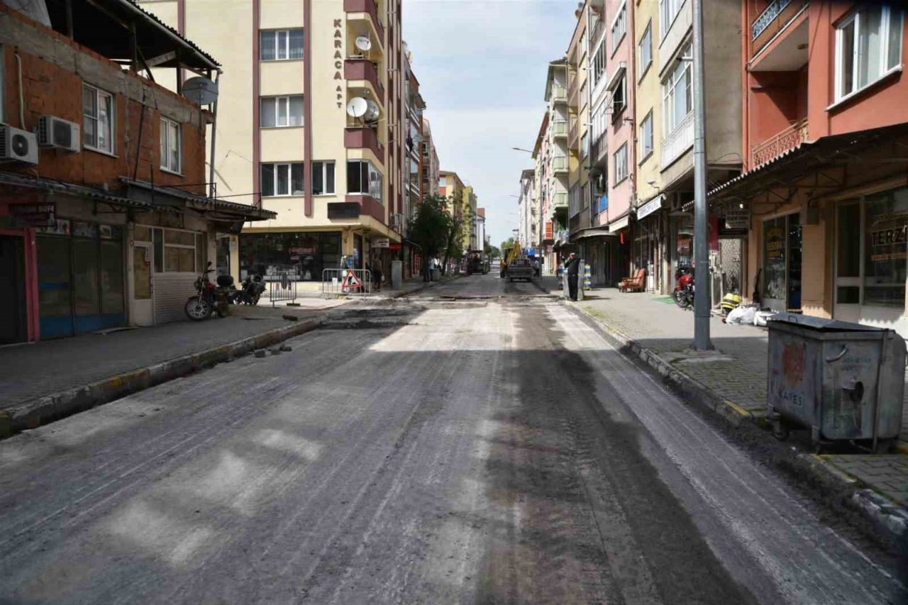 Karesi ve Altıeylül’de Büyükşehir’den tam gaz asfalt