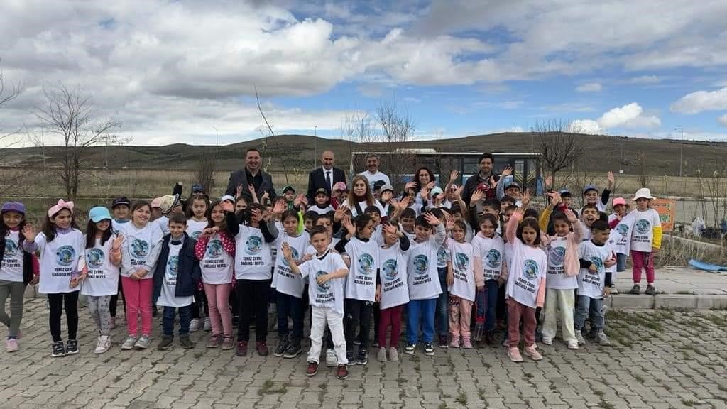 Kars’ta öğrencilerden anlamlı fidan dikimi