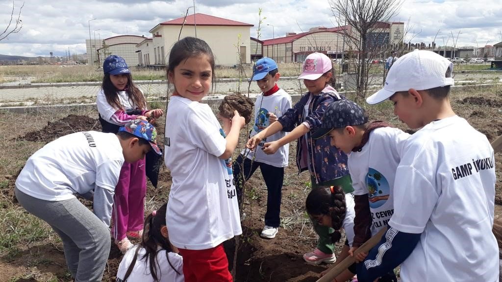 Kars’ta öğrencilerden anlamlı fidan dikimi