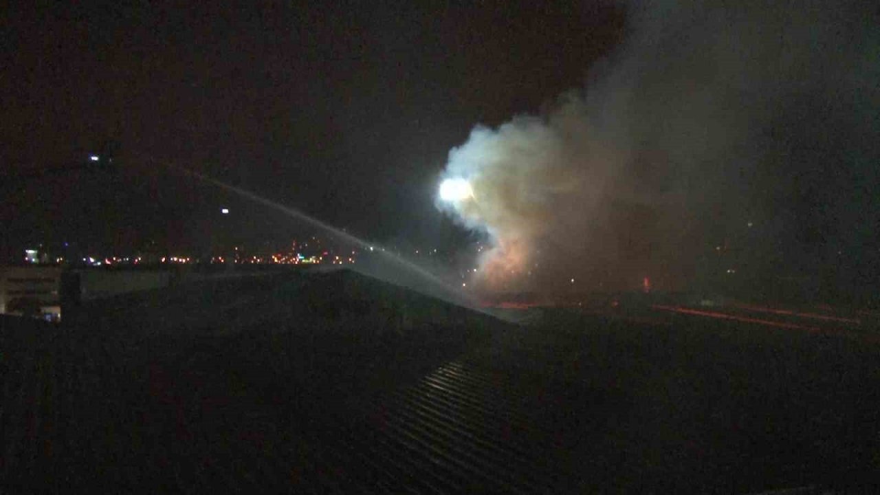 Kartal’da mobilya atölyesi alev alev yandı