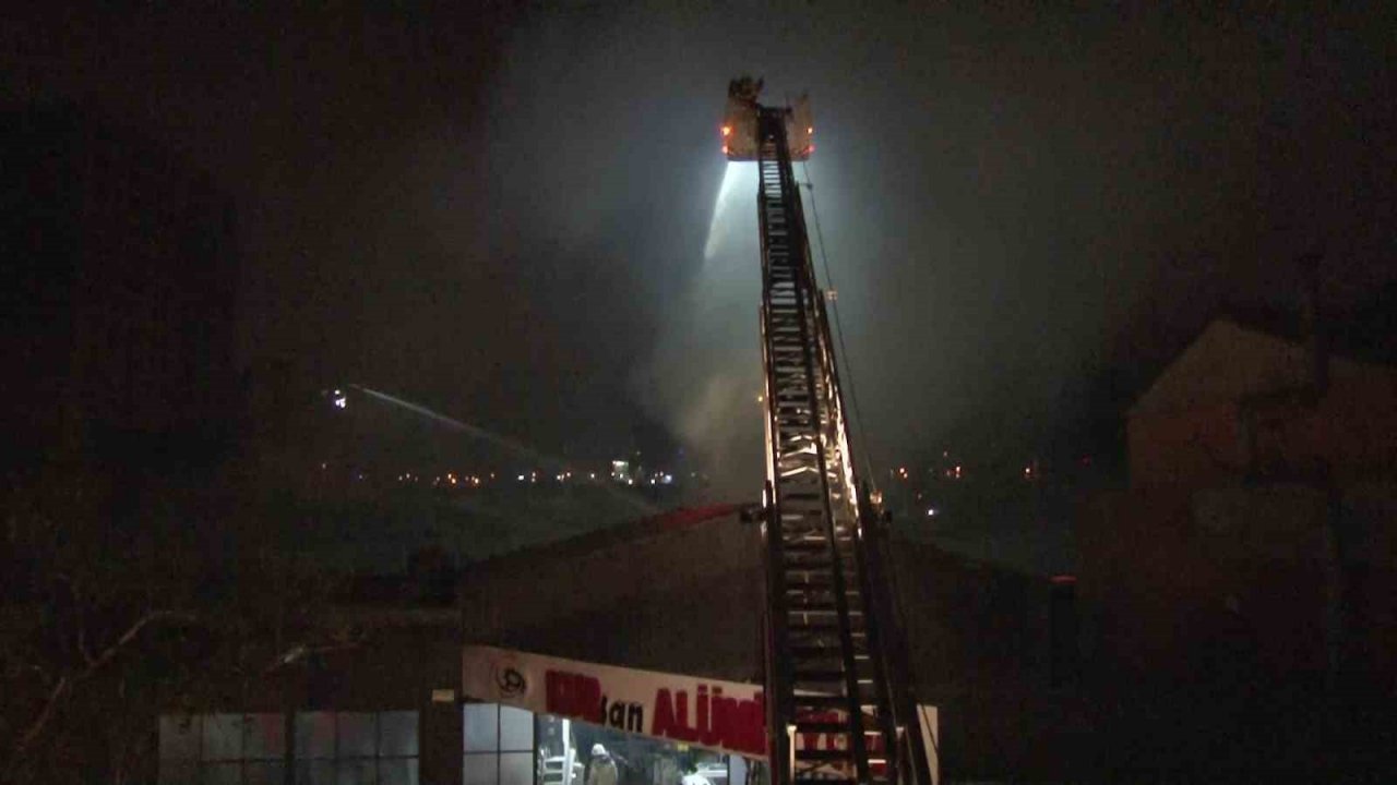 Kartal’da mobilya atölyesi alev alev yandı