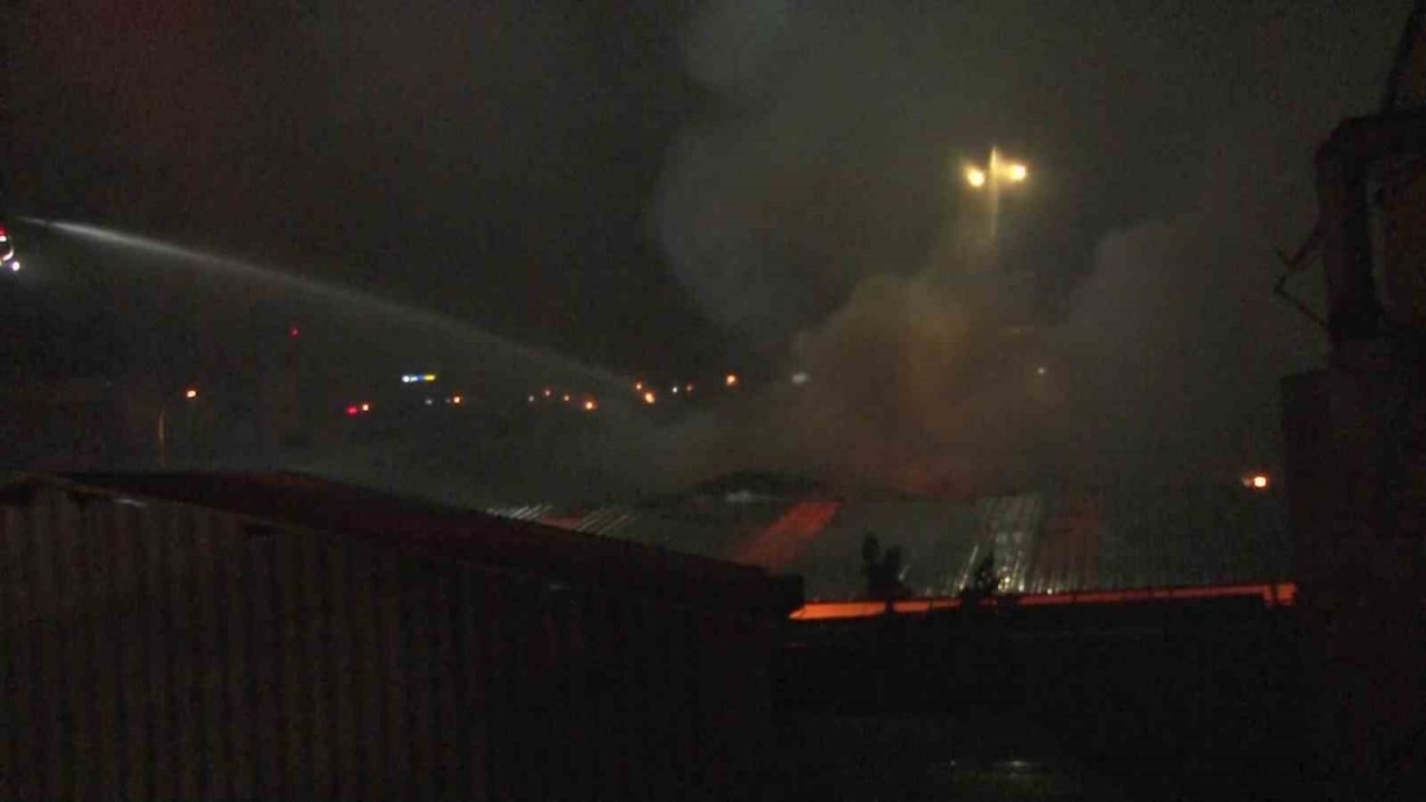 Kartal’da mobilya atölyesi alev alev yandı