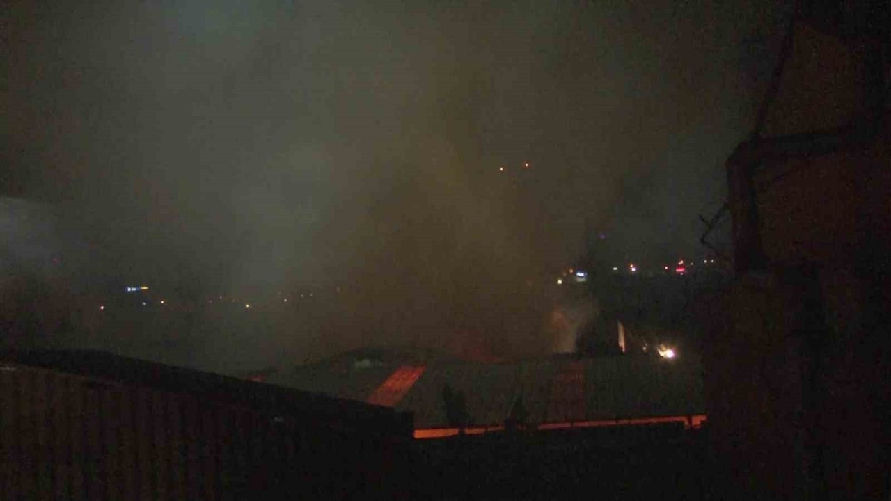 Kartal’da mobilya atölyesi alev alev yandı