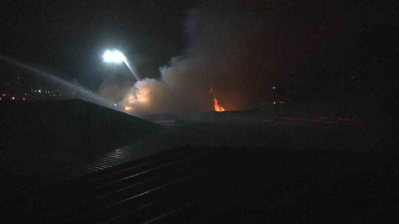 Kartal’da mobilya atölyesi alev alev yandı