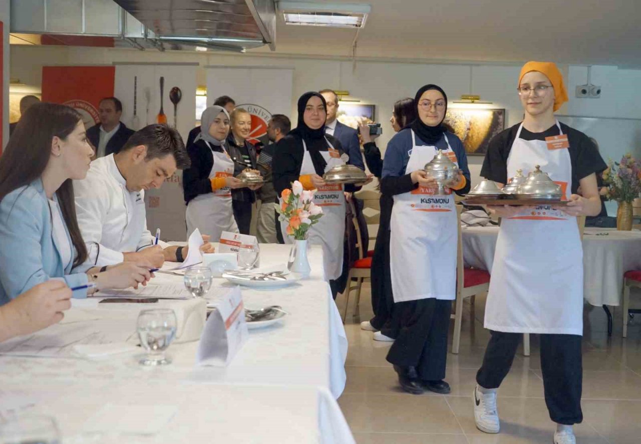 Liseli öğrenciler mutfakta hünerlerini sergilemek için yarışıyor