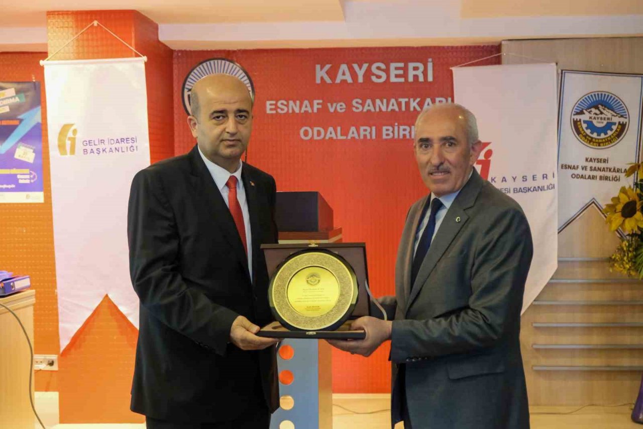 Kayseri Vergi Dairesi Başkanı İbrahim Kaya, esnaf temsilcileriyle bir araya geldi
