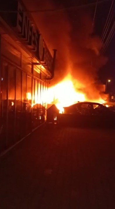 Aylar önce kurşunlanan oto galeride, bu sefer de lüks otomobiller alev alev yandı