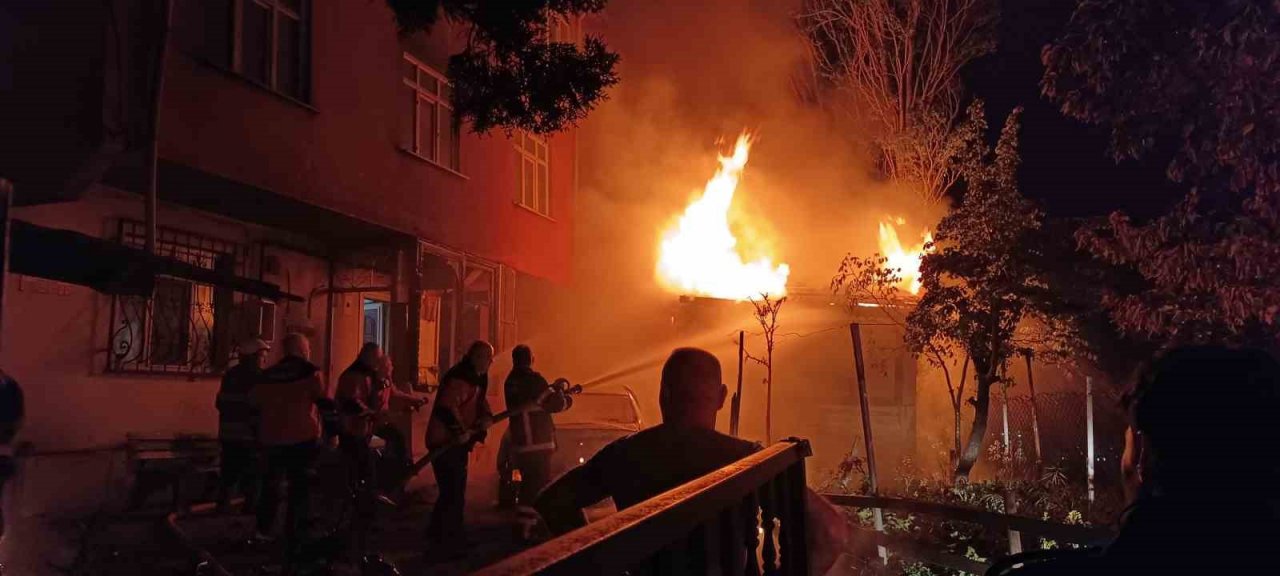 Annesini hastaneye götürmek için emanet aldığı araç alev topuna döndü