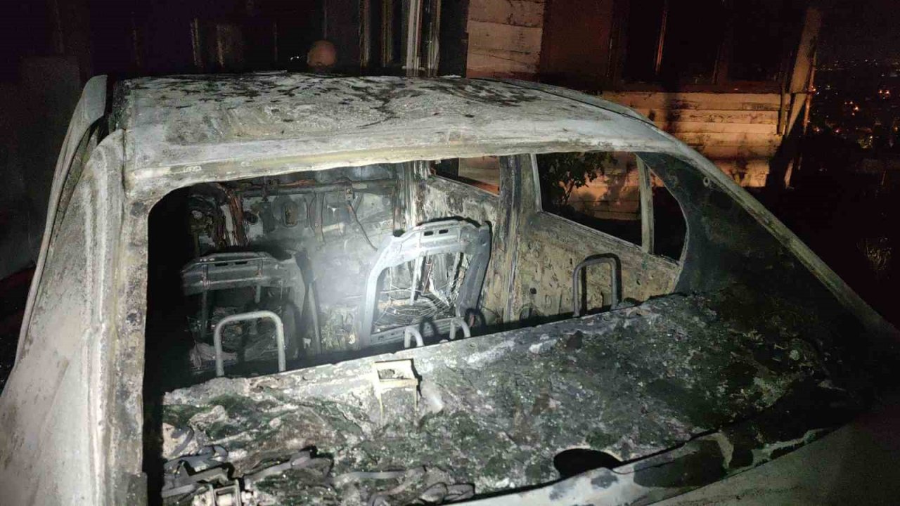 Annesini hastaneye götürmek için emanet aldığı araç alev topuna döndü