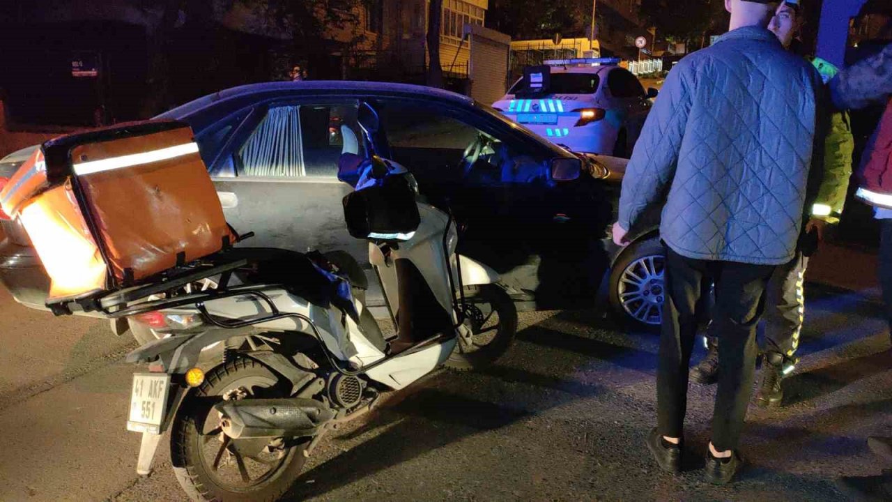 Otomobille çarpışan motosikletli kurye yaralandı