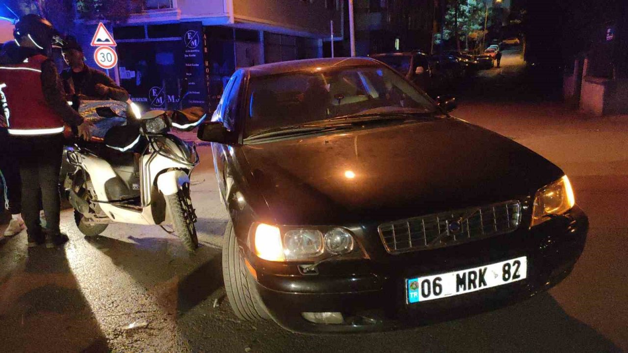Otomobille çarpışan motosikletli kurye yaralandı
