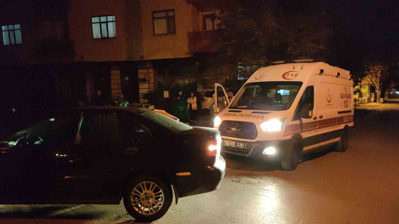 Otomobille çarpışan motosikletli kurye yaralandı