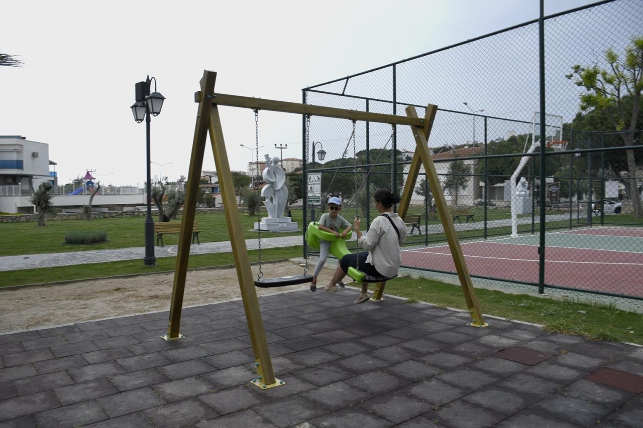 Kuşadası Belediyesi’nden parklara özel salıncak