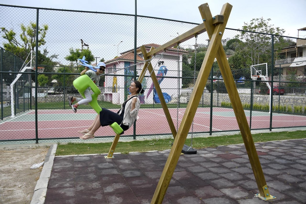 Kuşadası Belediyesi’nden parklara özel salıncak