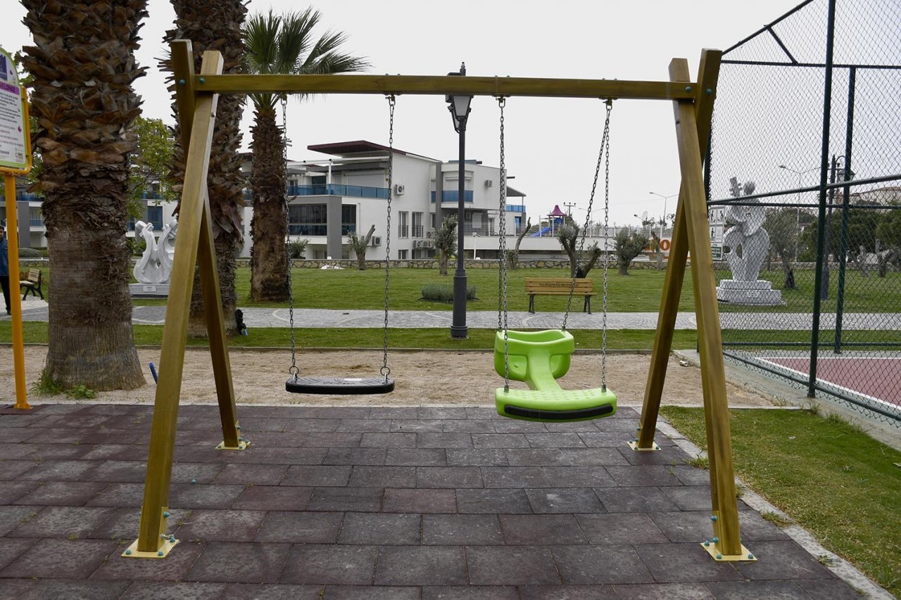 Kuşadası Belediyesi’nden parklara özel salıncak