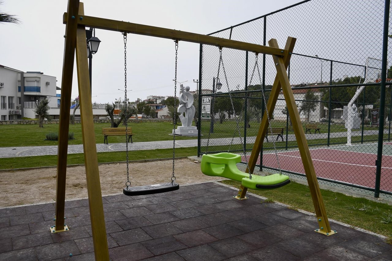 Kuşadası Belediyesi’nden parklara özel salıncak